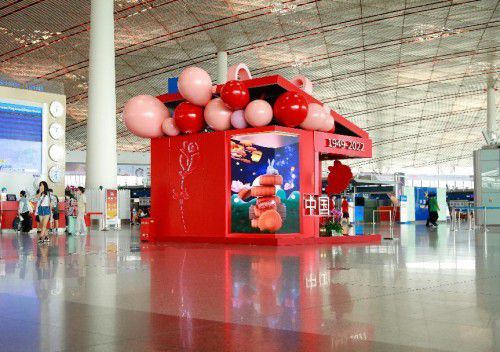 首个裸眼3D节日景观精彩亮相首都机场