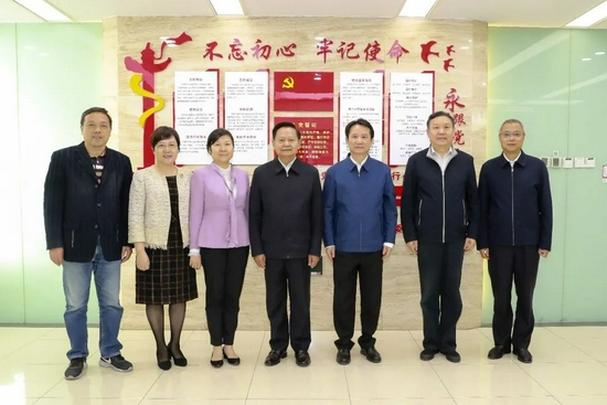 ▲张崇和(中)与丁雄军(右三)一行合影。